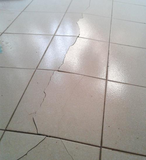 装修厨房墙瓷砖空鼓什么原因导致(装修厨房墙瓷砖空鼓什么原因导致的)